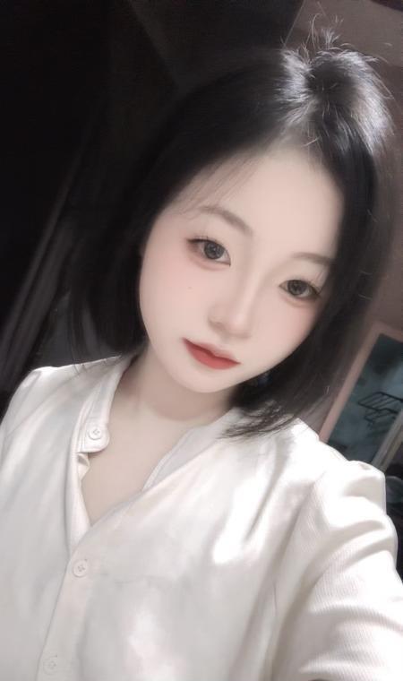 长宁短发小美女