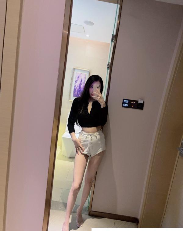 肤白撩人颜值老师