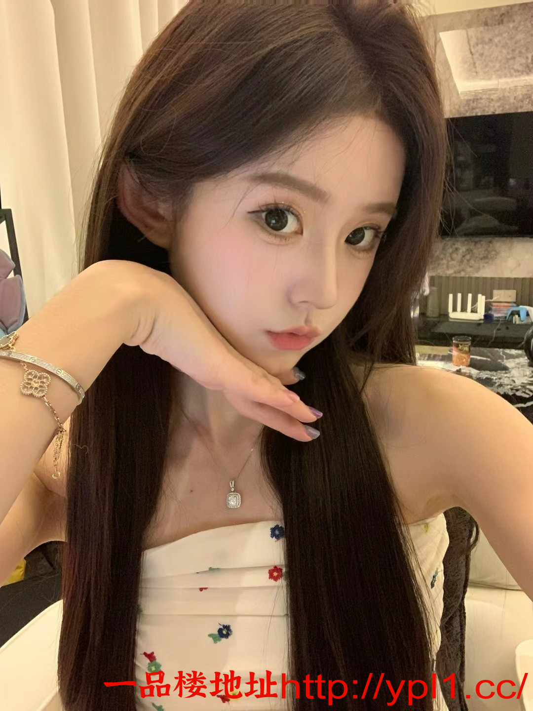 爆草极品尤物的粉嫩小穴