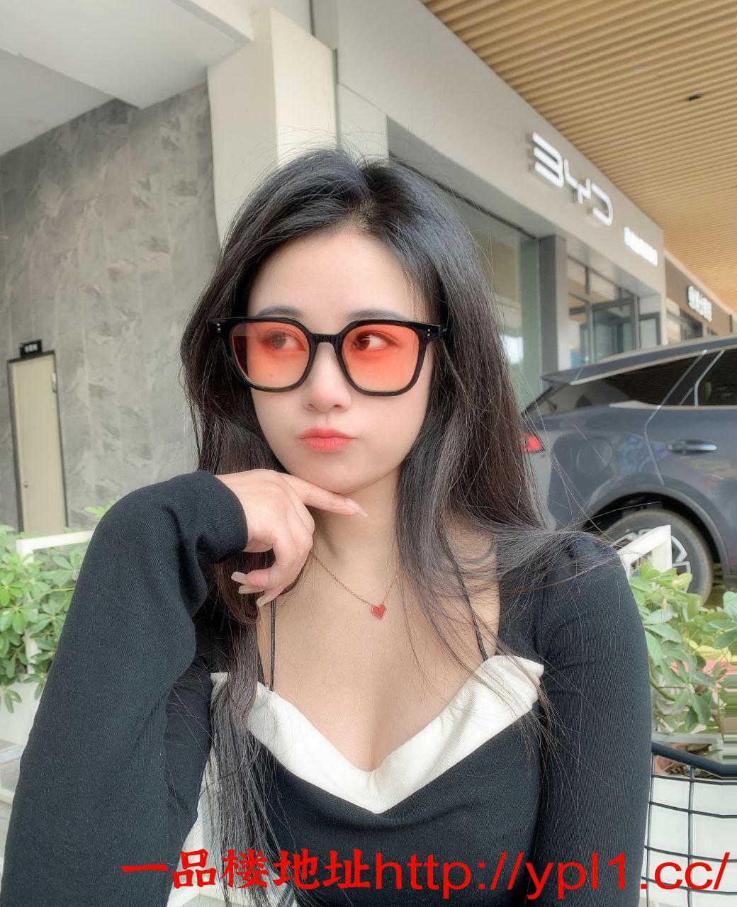 细皮嫩肉俏皮可爱的小妹子