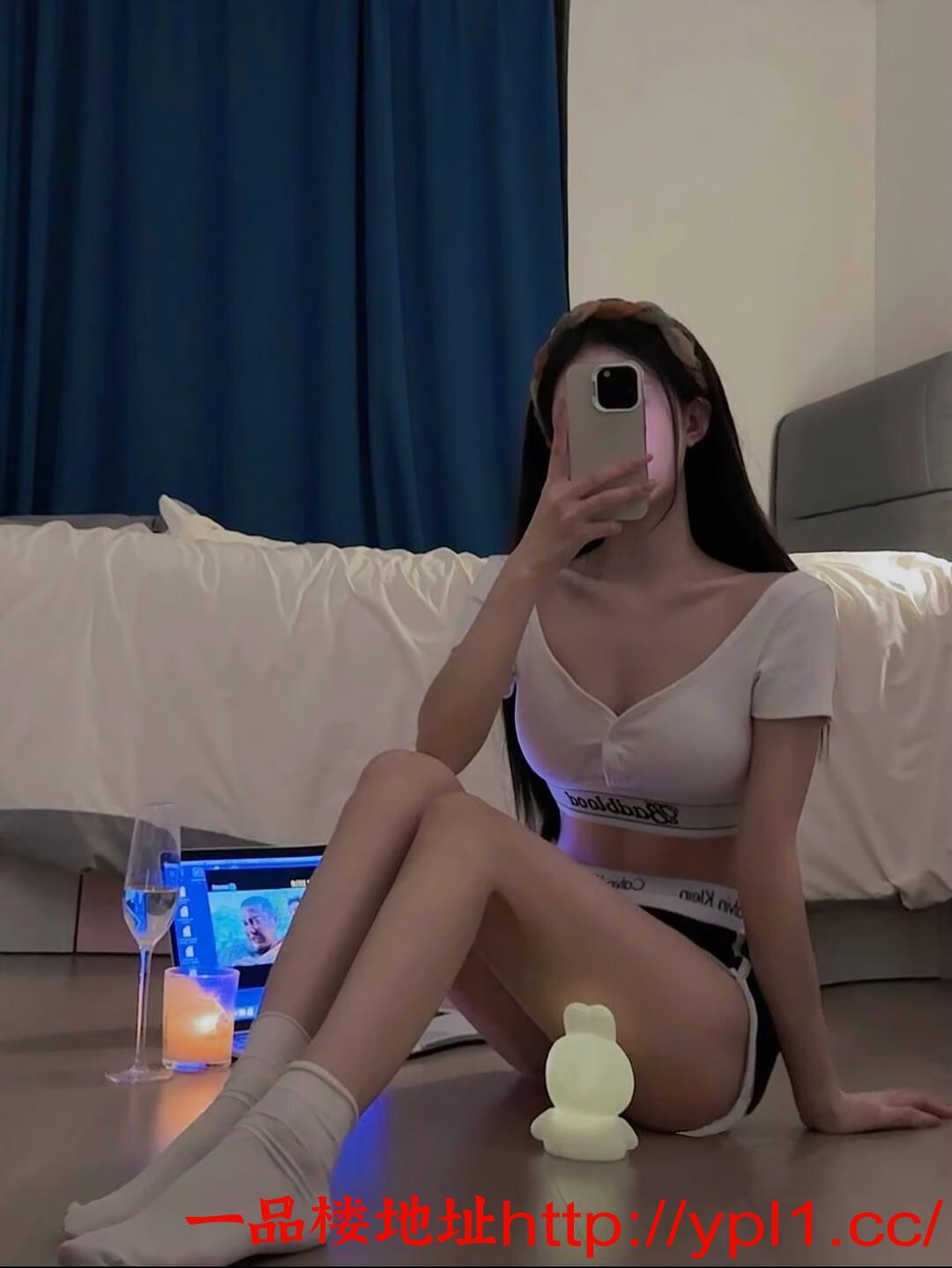 兼职黑丝极品嫩妹会吸会舔