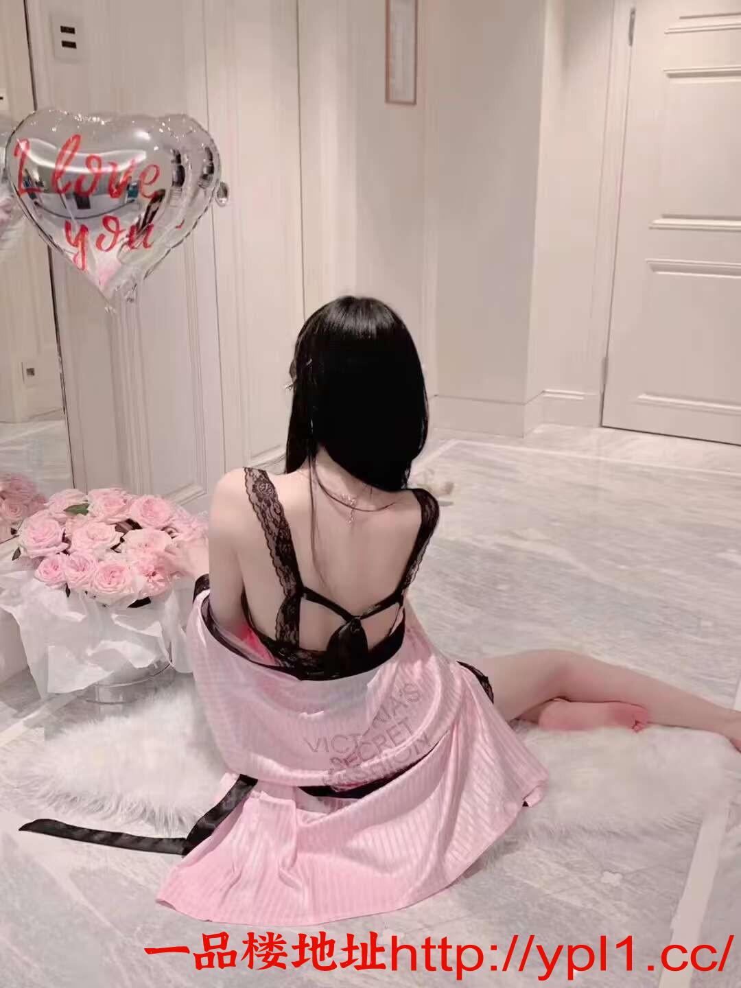 情趣制服诱惑小骚逼姿势多，三点粉嫩多汁，调教成熟极品宠物，风骚