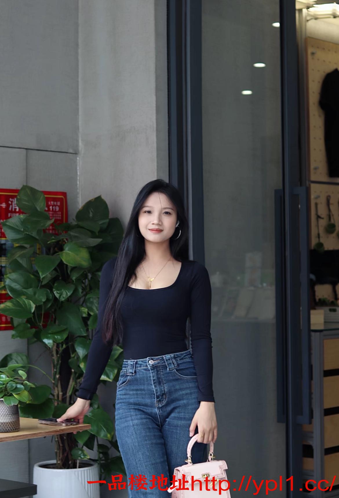 新华极品嫩妹三点粉嫩紧耐艹会玩