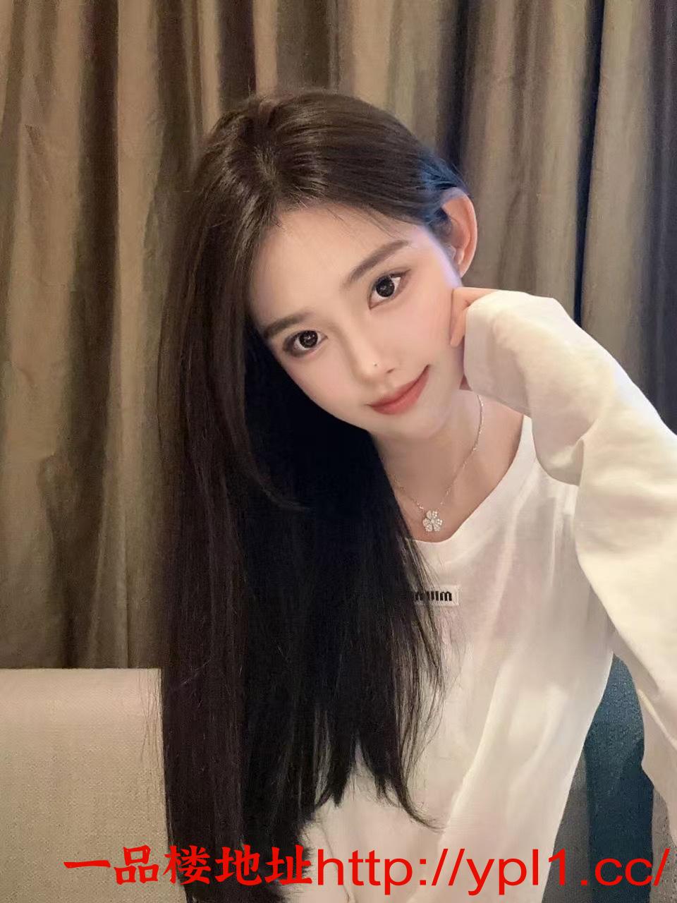 玲珑性感粉奶学生