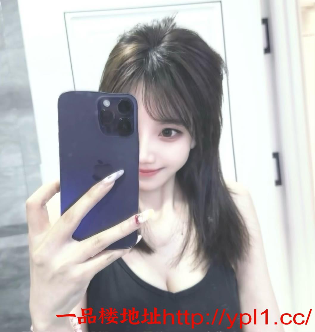 甜美黑丝嫩妹巨乳制服诱惑也能外出