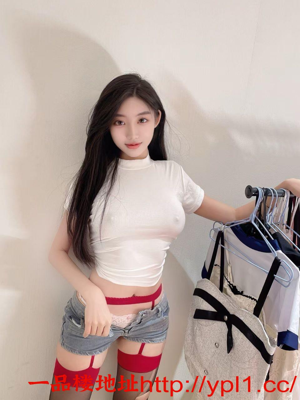 分享兼职激情美女，前凸后翘鲍鱼润滑