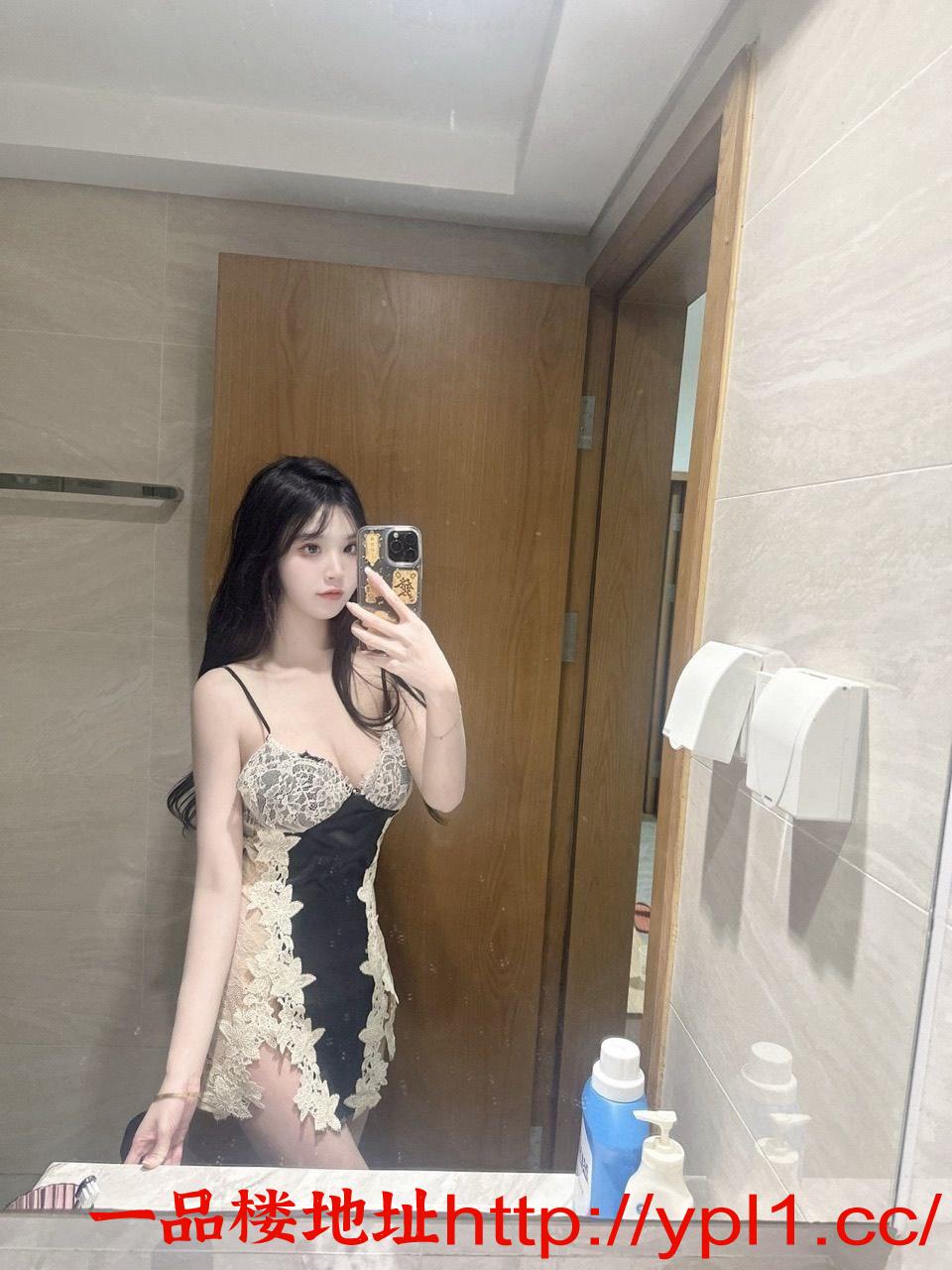 前凸后翘的极品学妹嫩逼