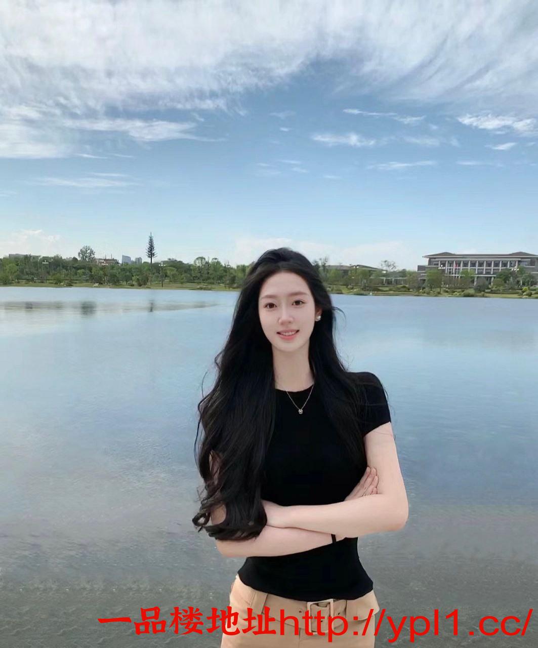 其实老师是外表御姐，内心萝莉的女生身材凹凸有致，特别干净，很洋气