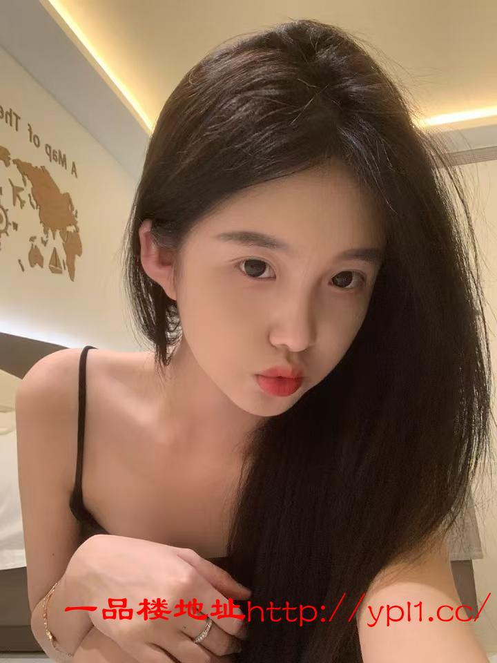 市区年轻妩媚白嫩妹子