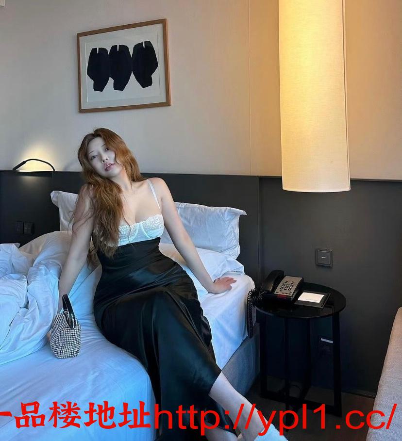 极品一线白虎小穴紧绷多水