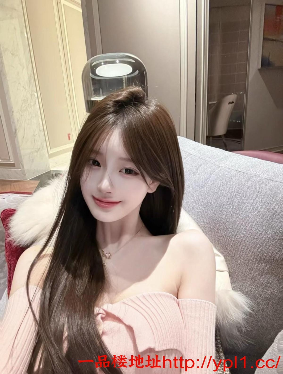 网袜蜜桃臀小美女