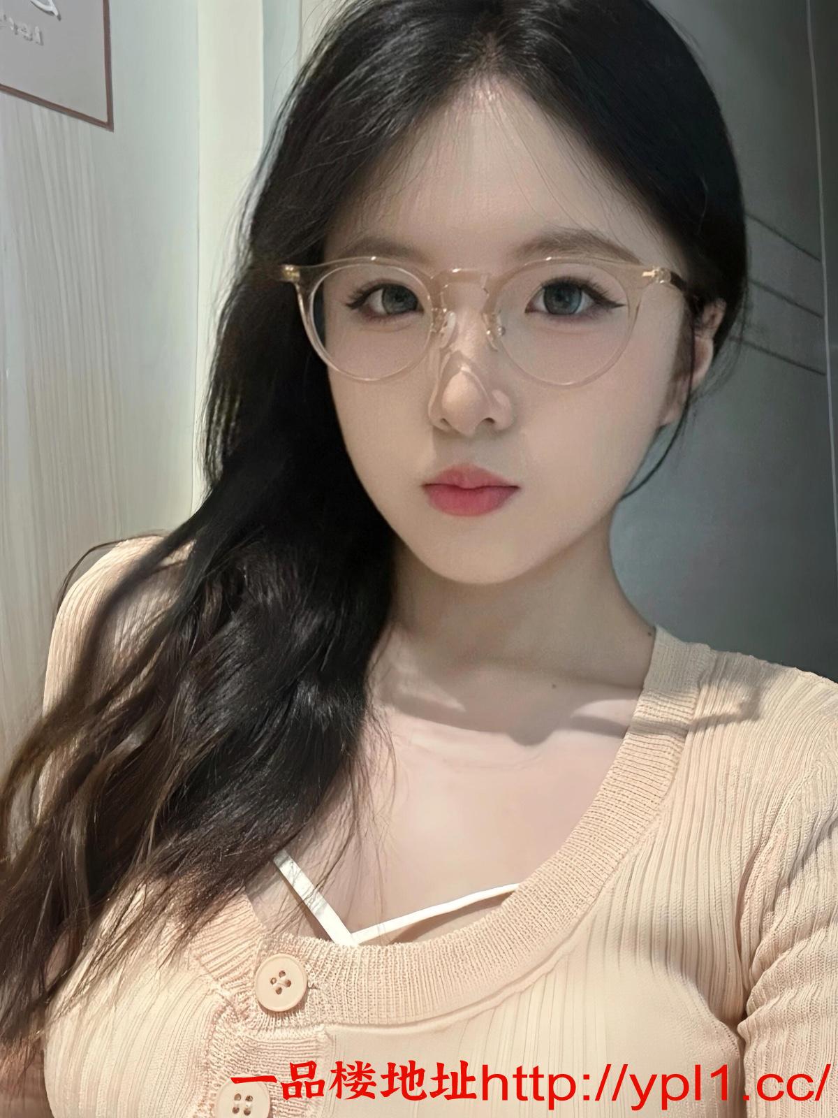 戴眼镜的御姐皮肤嫩滑叫声迷人