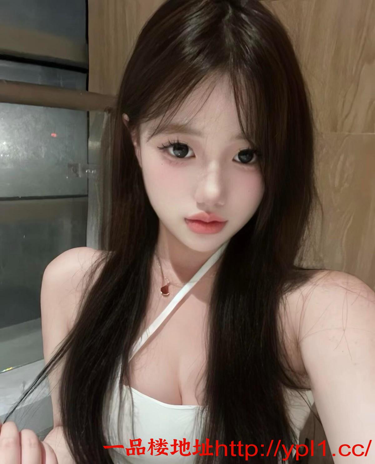 01年粉嫩可爱妹子身材好，前凸后翘