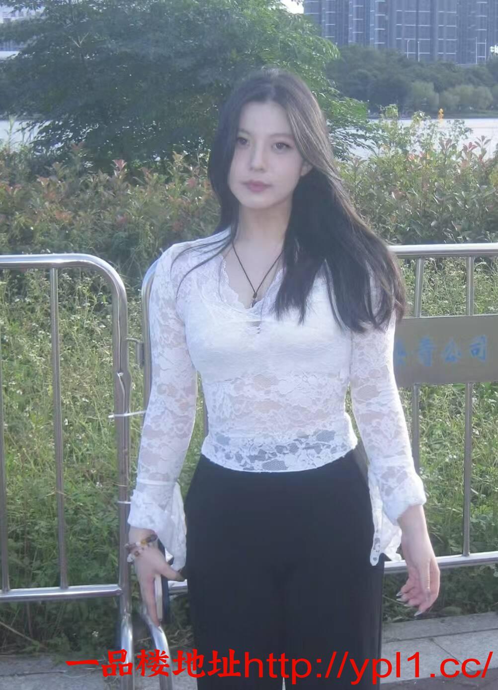 兼职制服御姐前凸后翘