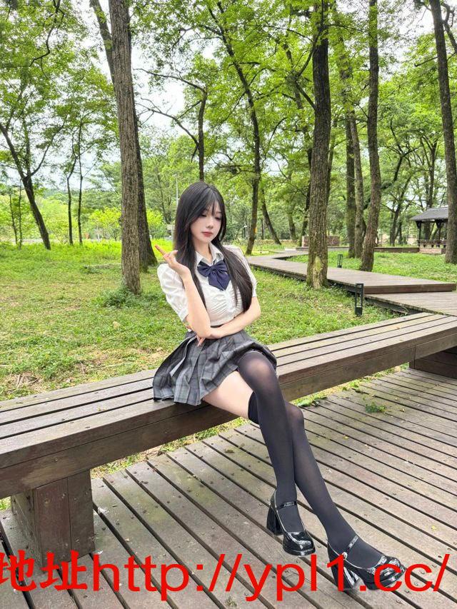 大奶性感粉乳学生妹