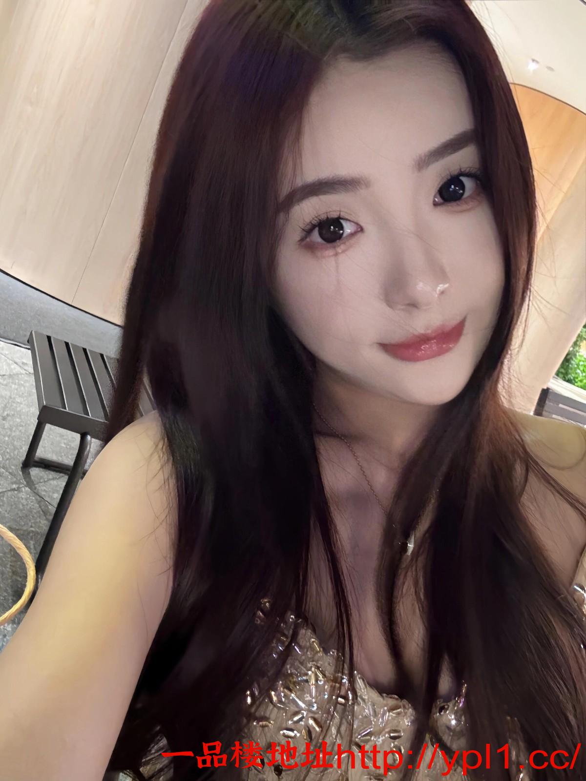 自带公寓的大长腿性感美女