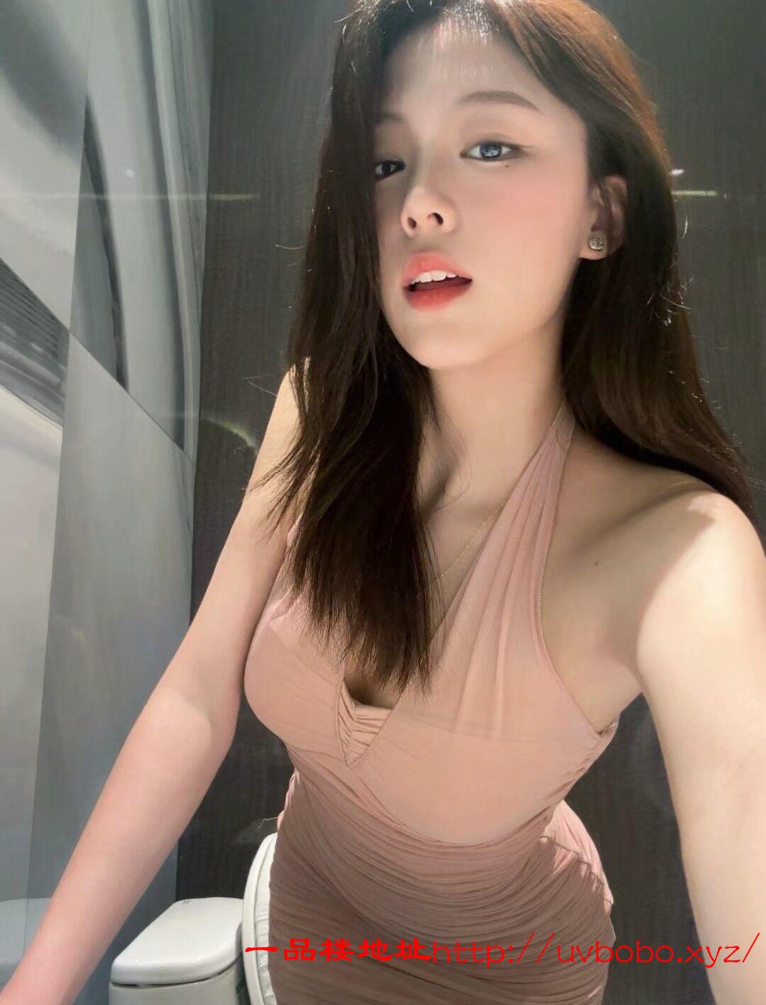 火辣粉嫩多汁小妹