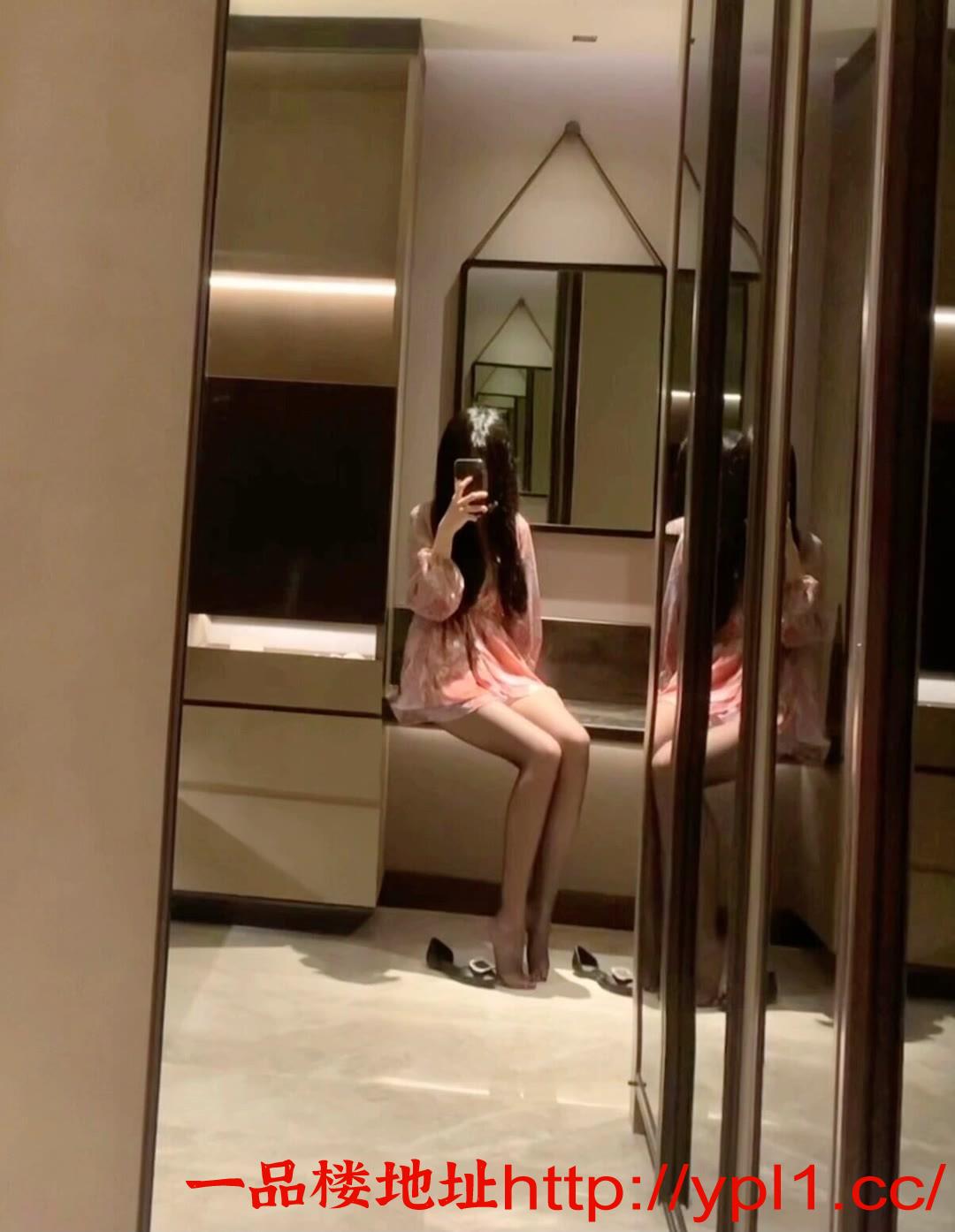 黑丝制服小短裙嫩妹胸大活好