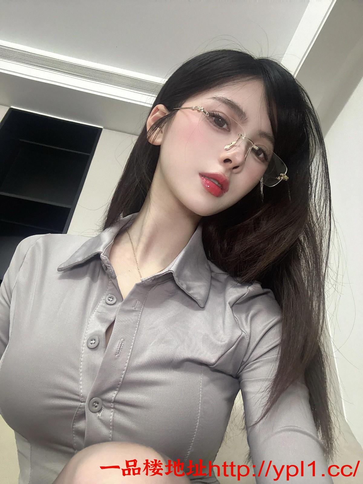 极品兼职小妹潮喷小嫩穴