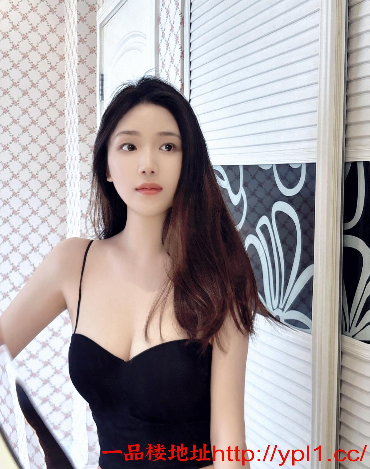 刚到的巨乳女孩兼职下海目前还很粉嫩