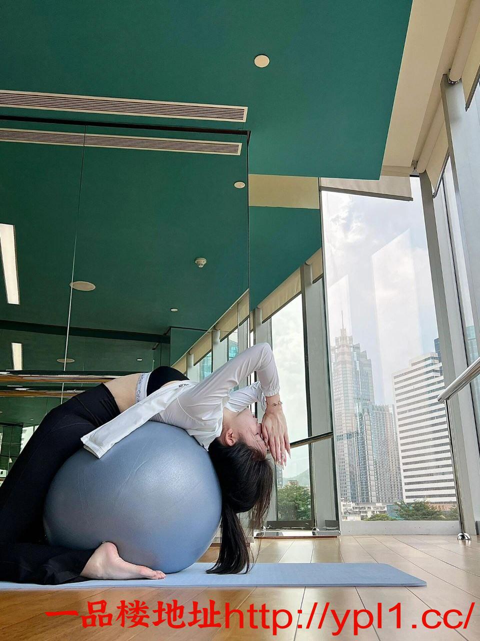 瑜伽姐姐粉嫩逼白嫩腿会夹会喷水很紧的逼