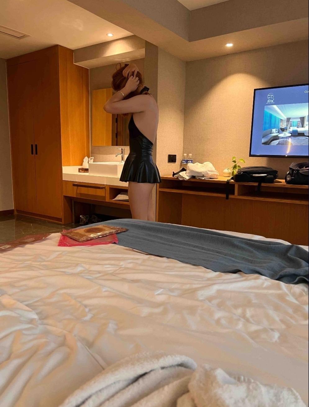 刚到第一天黑丝长腿，嘎嘎靠谱