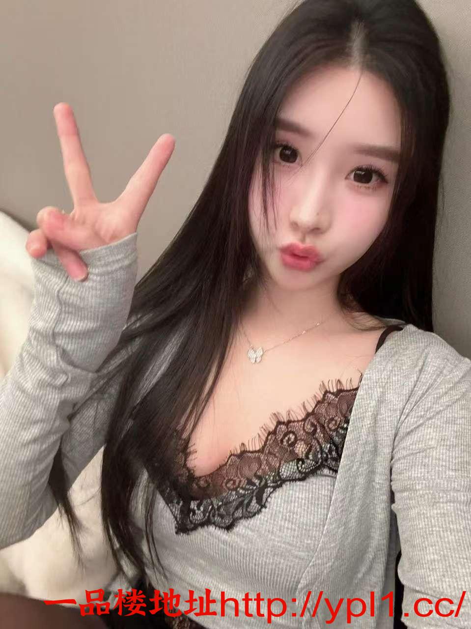 前凸后翘的极品嫩逼妹妹