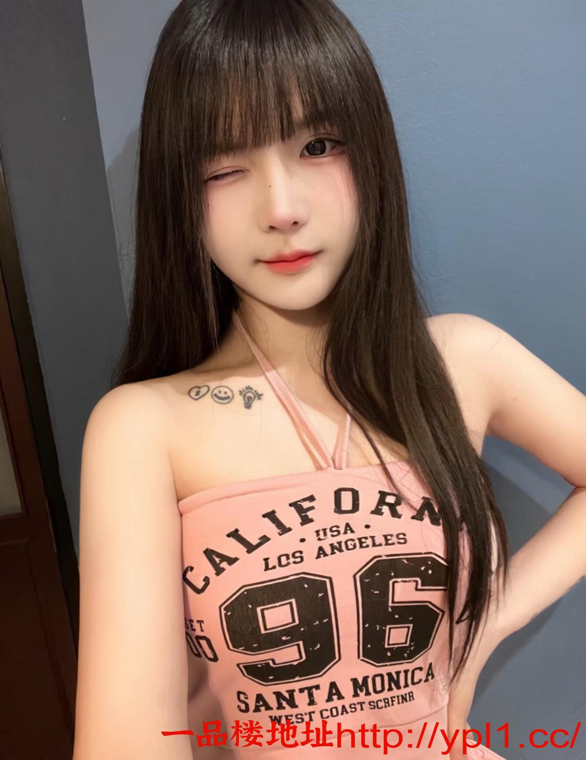 美艳御姐真实撩人，白嫩美腿趴在身上互相缠绕舔吸