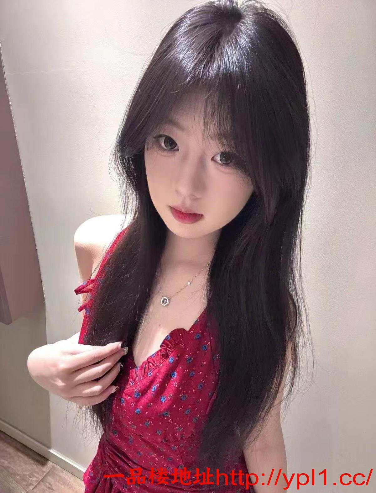 嫩妹骚穴很紧插进去一直淫语不断