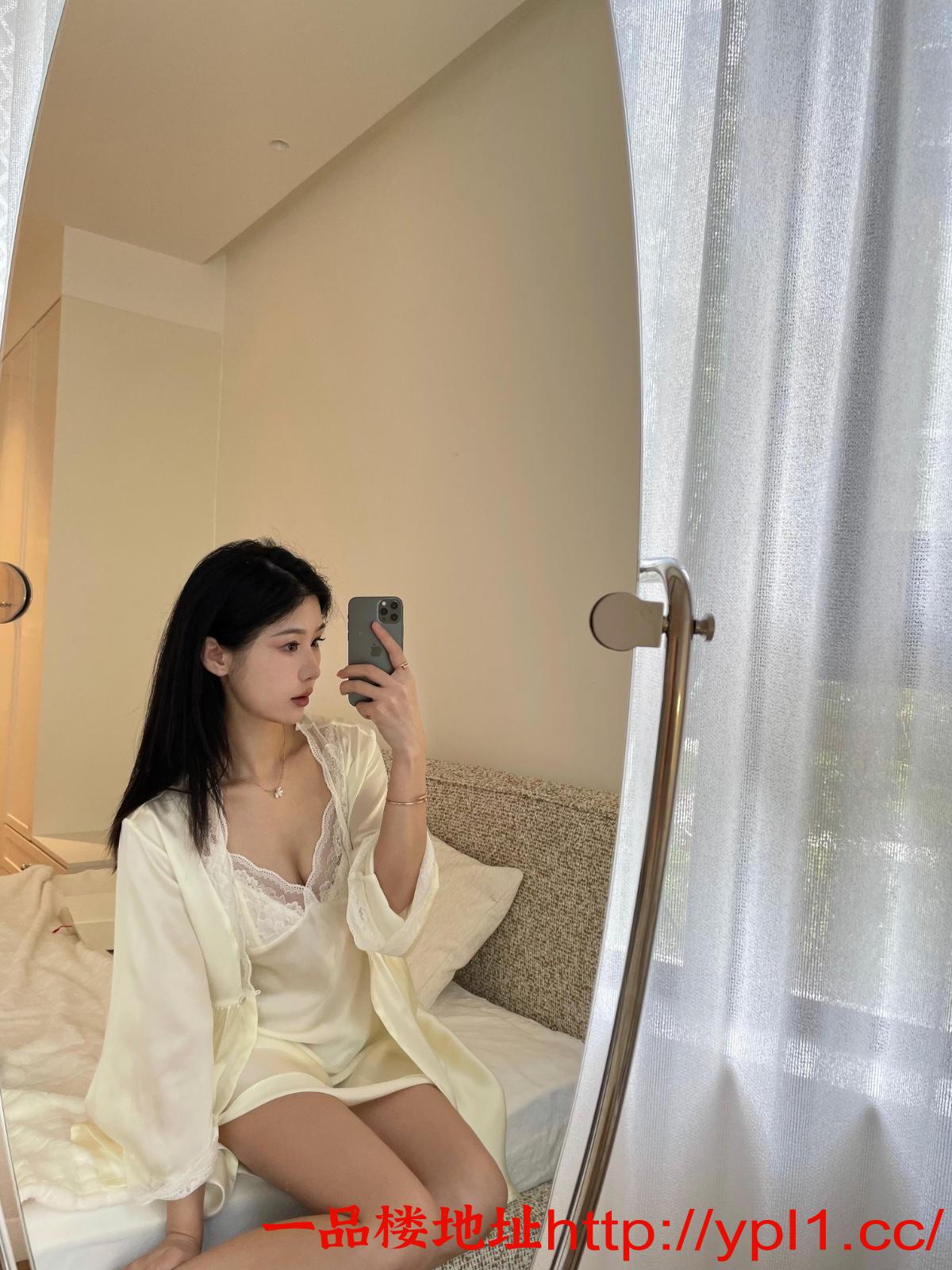 文静性感尤物兼职小姐姐