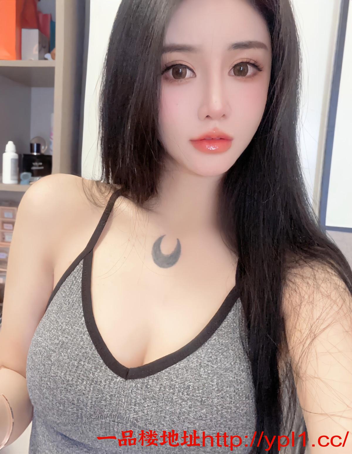 丰满白皙反差妹