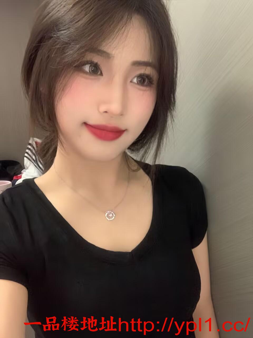 会花活的性感大胸妹