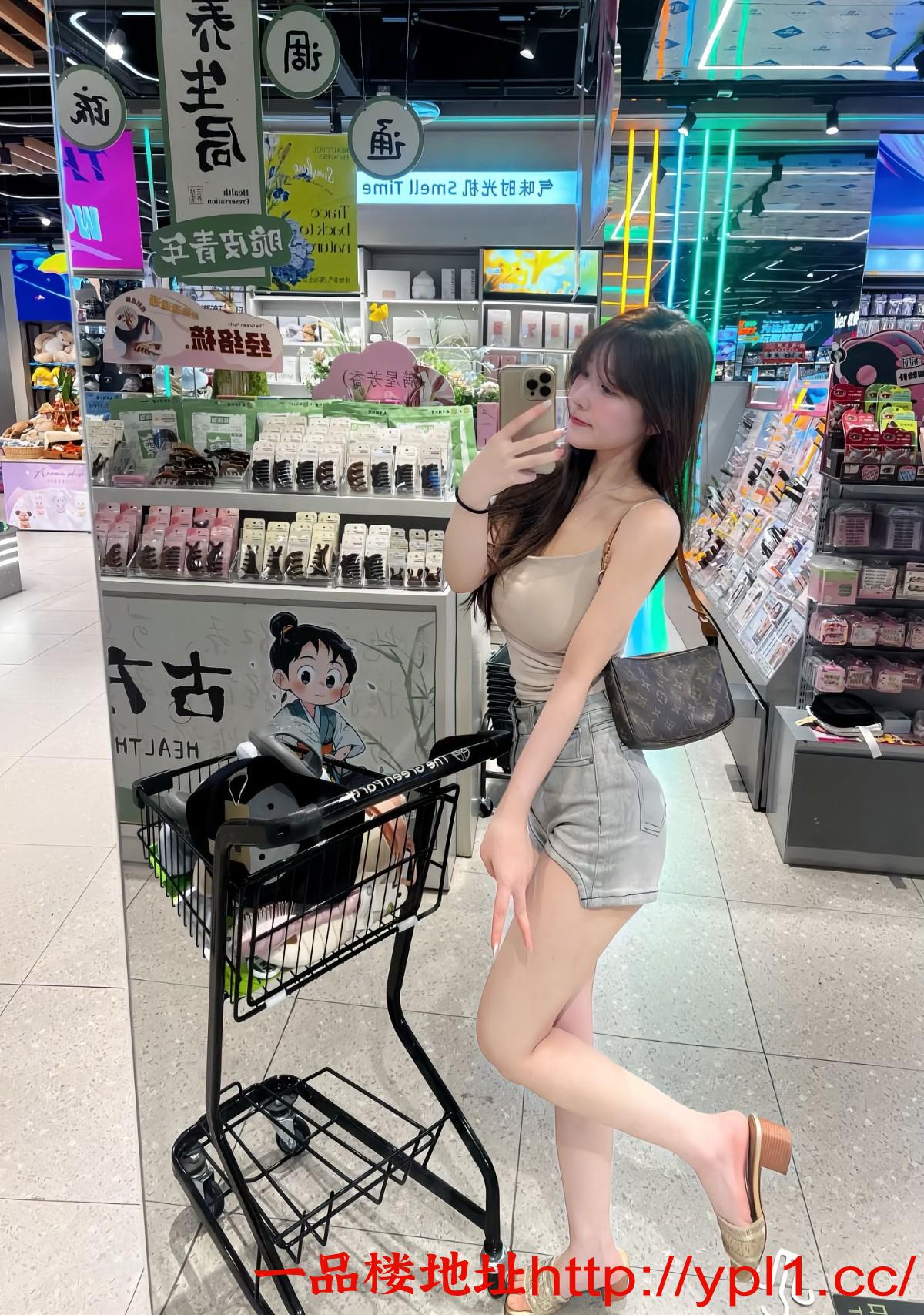 顶级嫩妹曼妙多姿的身材和甜美笑容惹人爱