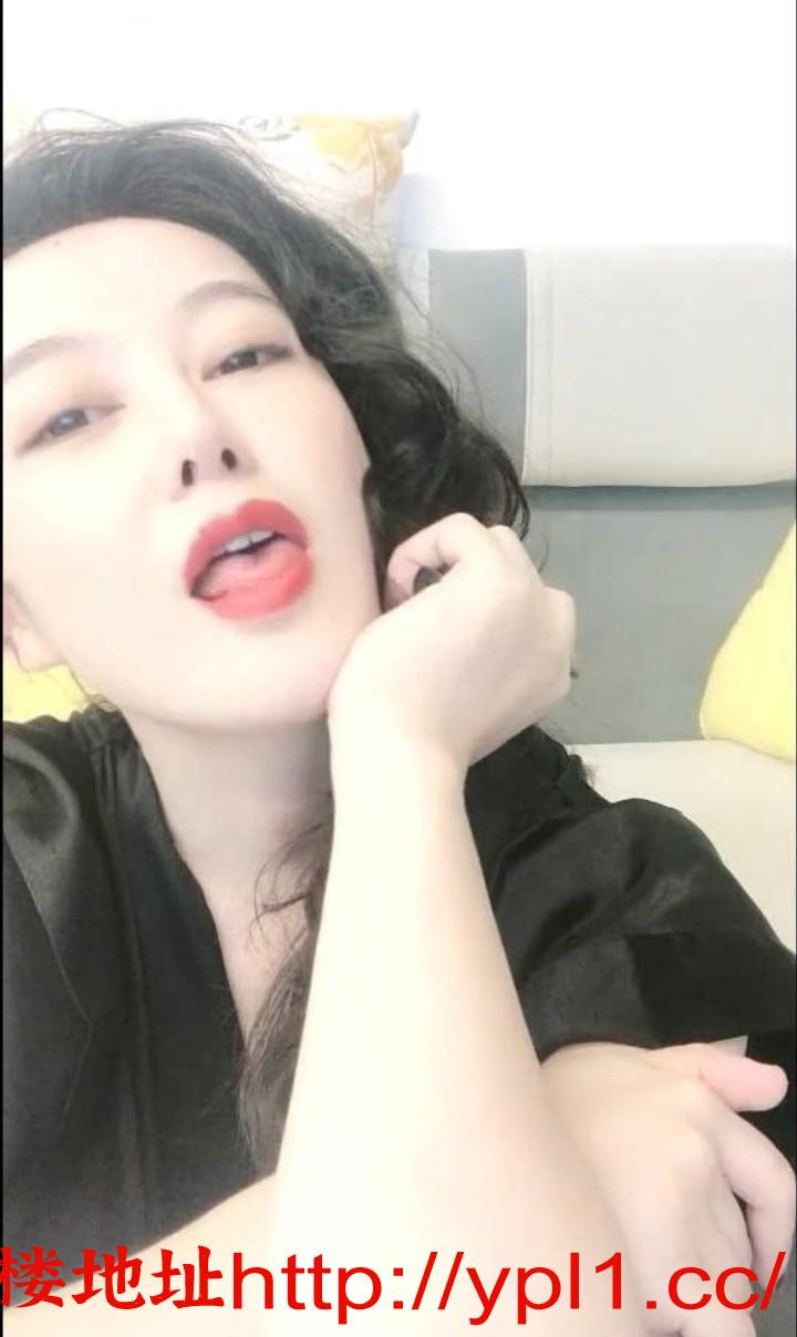 气质大波浪熟女保养的特别好