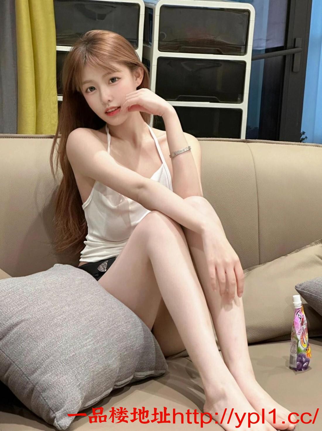 极品小美女粉嫩大奶，多水多汁