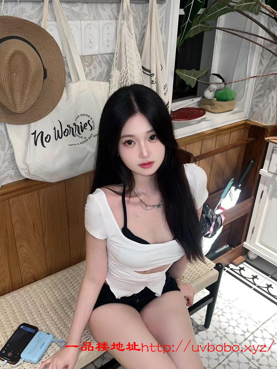 颜值高身材棒的刚下海嫩妹