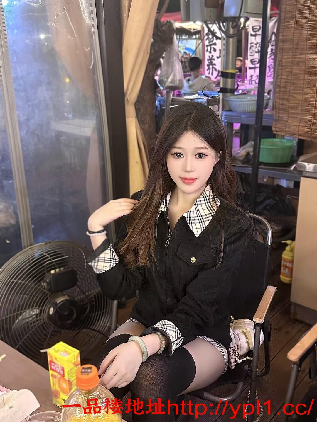 蜜桃臀粉嫩多汁清纯妹