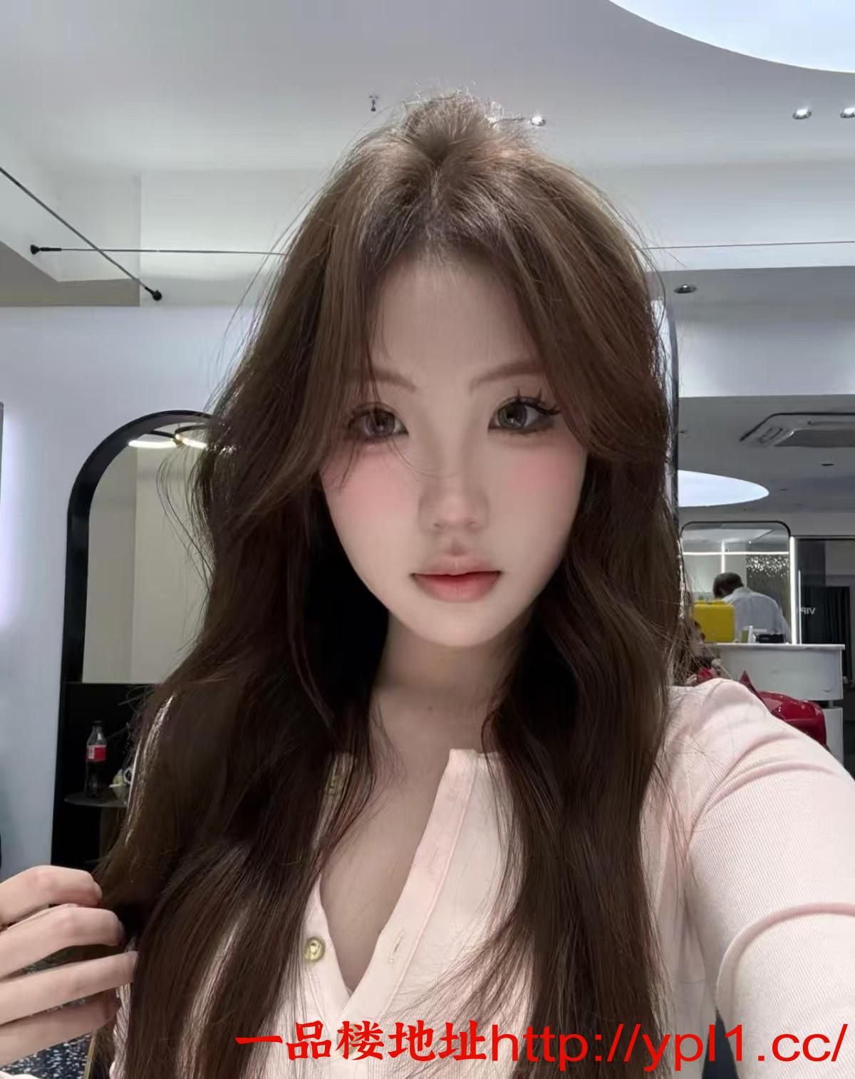 新茶年轻的肉体，后入屁股很弹，里面夜超紧