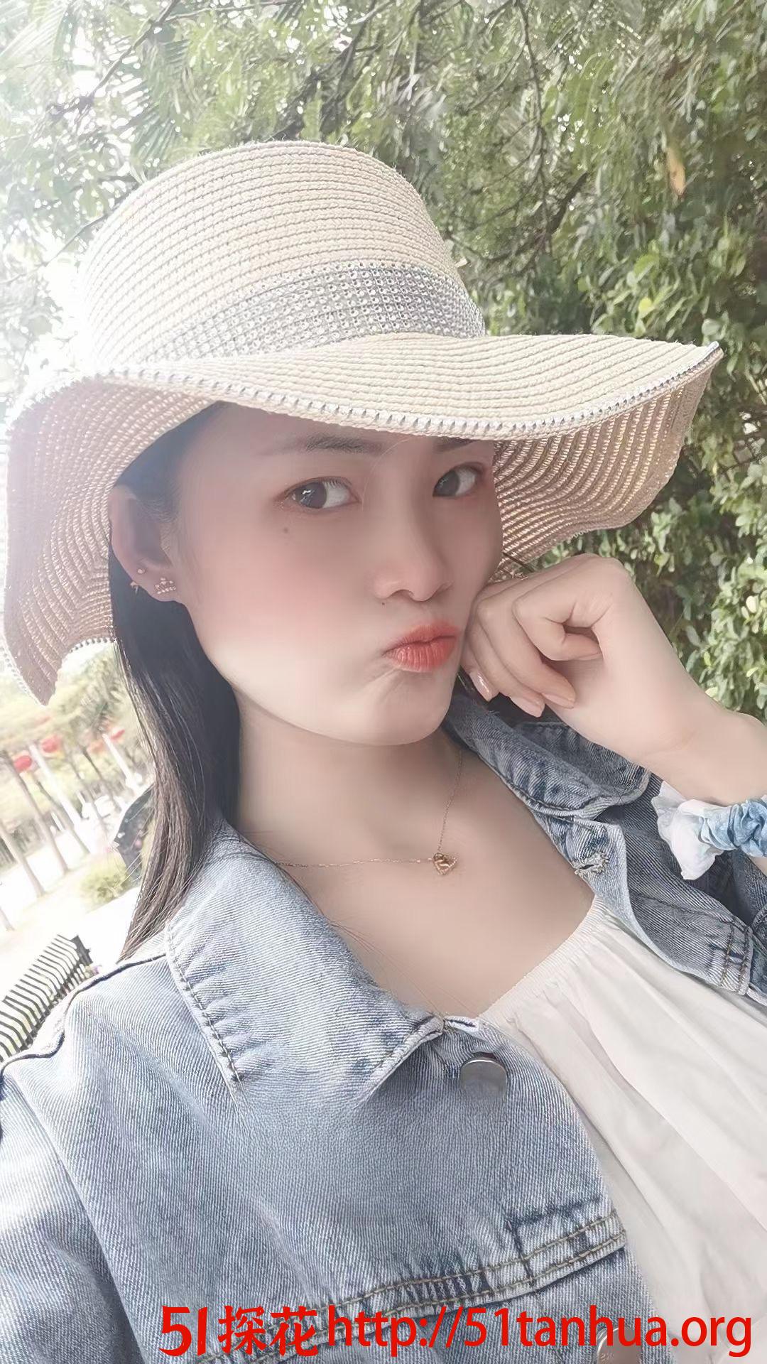 验证金山白皙妹子